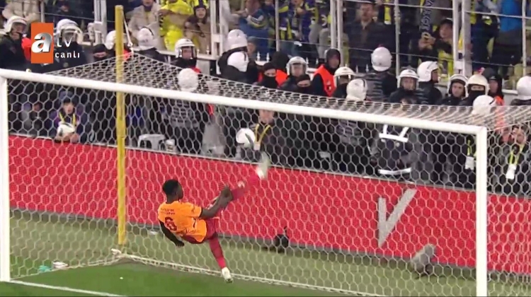 xingkong-疯狂！什克撩射险些绝平，遭加拉塔萨雷后卫倒钩门线解围