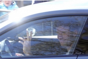 图片报：周日穆勒开车去训练时，球迷们高喊他的名字并送上掌声