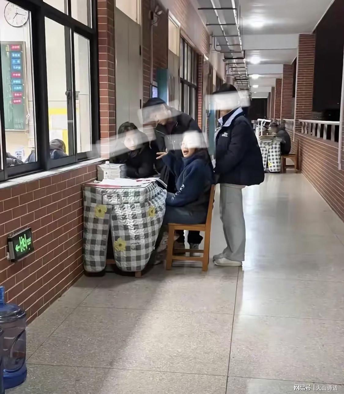星空体育入口-震惊！网传有学校老师冬天坐在教学楼走廊，批改作业并为学生解答